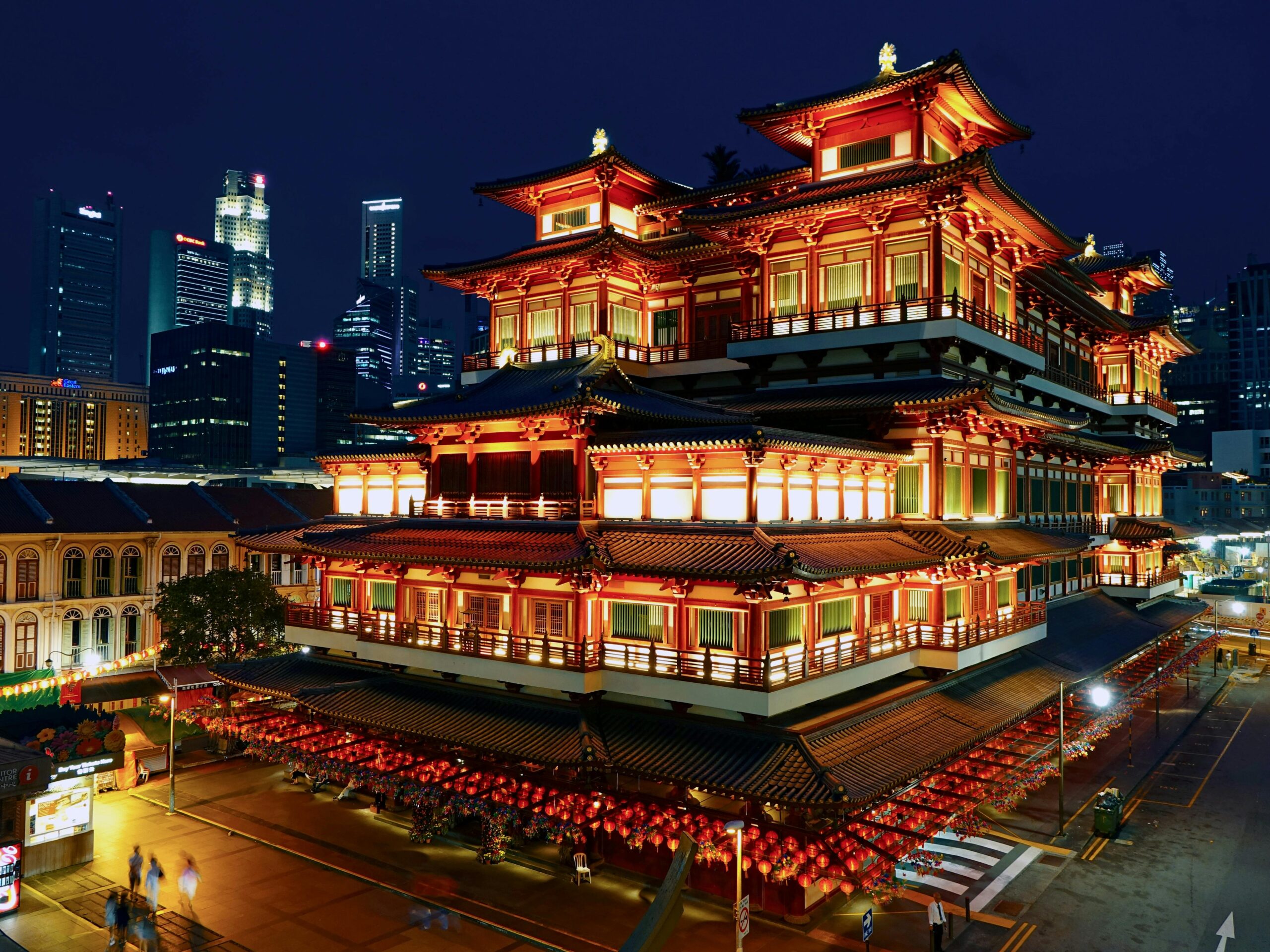 Night view of the beautifully lit Buddha Tooth Relic Temple in Singapore's Chinatown.